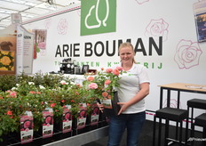 Corinne Schrijver van Arie Bouwan, een tuinplantenkwekerij en dienstverlenend bedrijf richting de tuincentra. Ze kweken tuinrozen, klim-, stuik- en staand- en het grootste gedeelte vindt zijn weg naar de tuincentra. Sinds februari 2019 is men met het concept Corinne’s choice aan de gang gegaan waarbij het idee is: Een roos voor iedereen en voor ieder wat wils. Corinne geeft elke roos een verhaal /ervaring mee, waarbij ze het zo persoonlijk mogelijk proberen te maken en pogen de plant een echte beleving mee te geven. En vergeleken met de start vorig jaar, zien ze nu al een enorme groei in vraag.